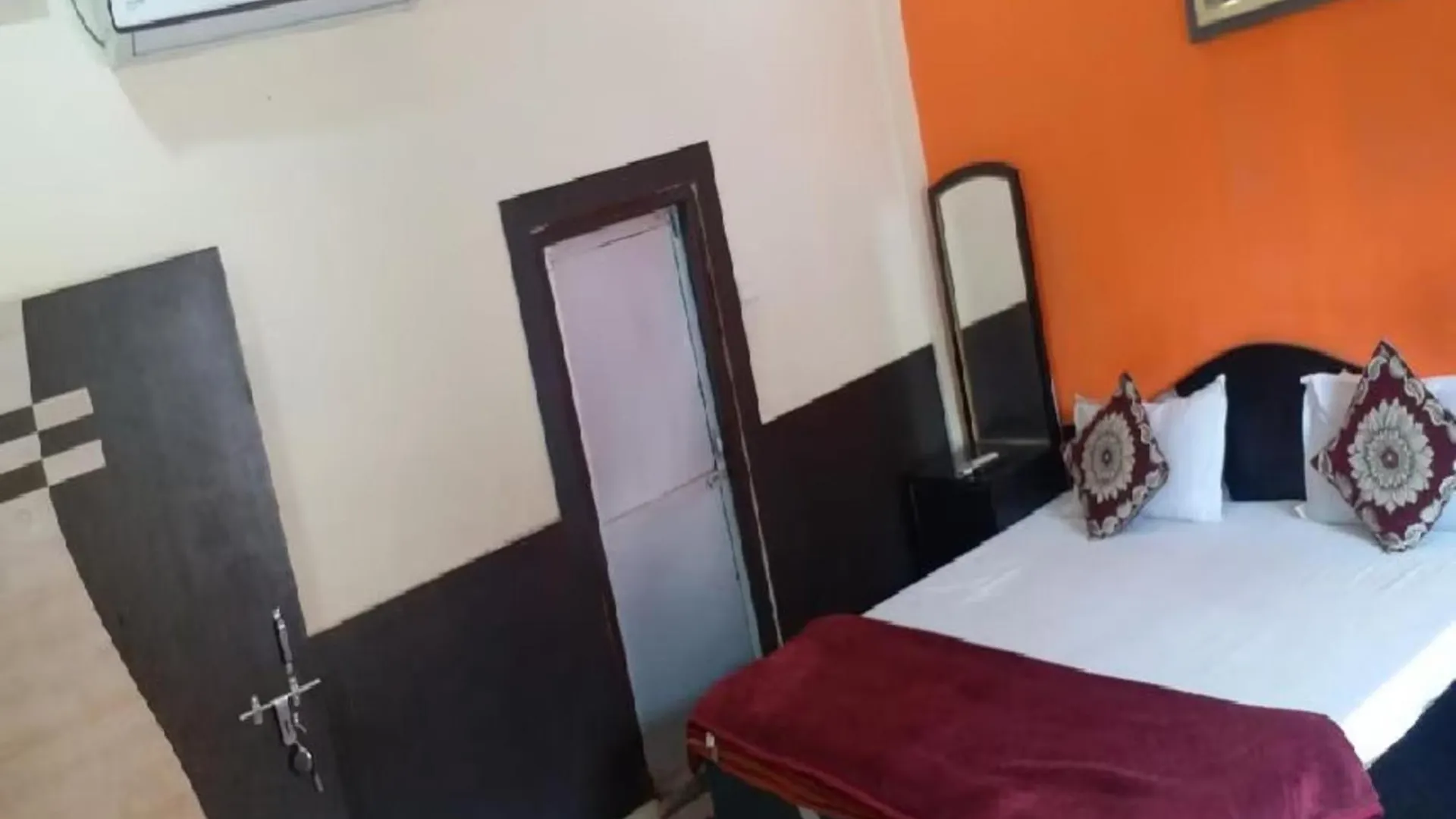 !! Varanasi Hotel New Ashiyana Palace - Near Kasi Vishwanath Temple #Fully Air Conditioning #Free Wi-Fi #Parking #Best Budget Hotel In Varanasi !! 4*,  Inde